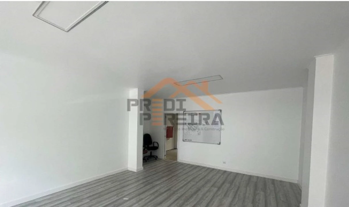 Loja para Venda em Santo António dos Cavaleiros e Frielas Foto 7