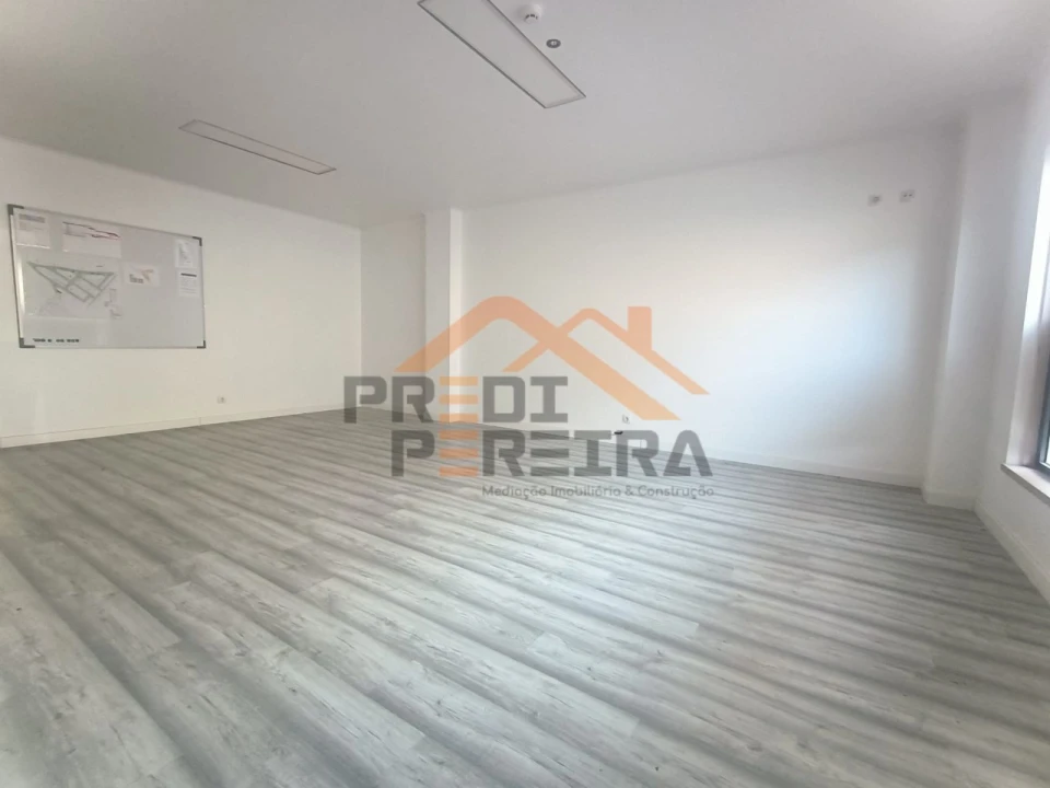 Loja para Venda em Santo António dos Cavaleiros e Frielas Foto 2