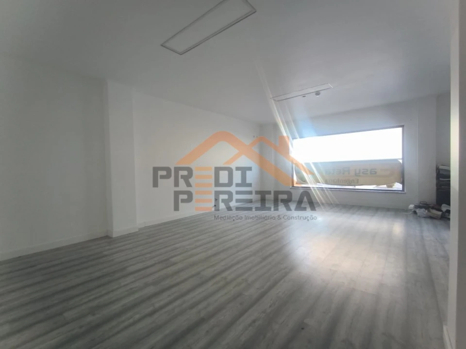 Loja para Venda em Santo António dos Cavaleiros e Frielas Foto 3