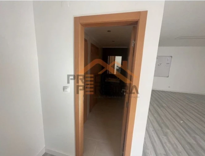 Loja para Venda em Santo António dos Cavaleiros e Frielas Foto 15