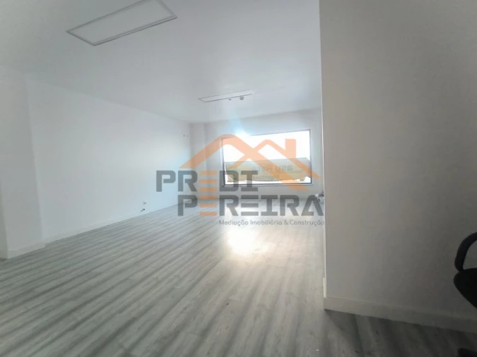 Loja para Venda em Santo António dos Cavaleiros e Frielas Foto 4