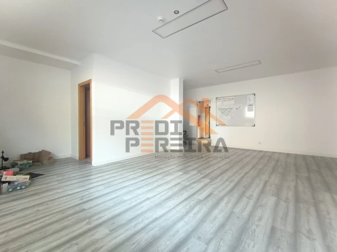 Loja para Venda em Santo António dos Cavaleiros e Frielas Foto 5