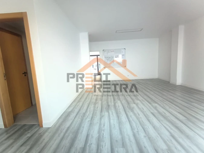 Loja para Venda em Santo António dos Cavaleiros e Frielas Foto 9