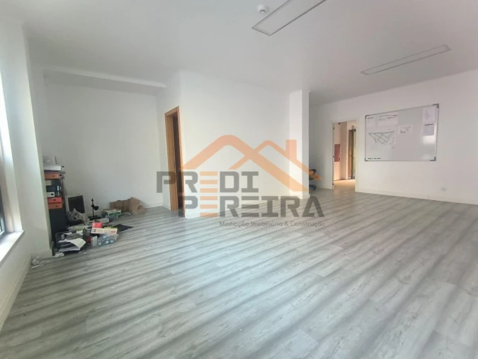 Loja para Venda em Santo António dos Cavaleiros e Frielas Foto 8