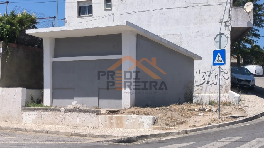 Loja para Venda em Pontinha e Famões