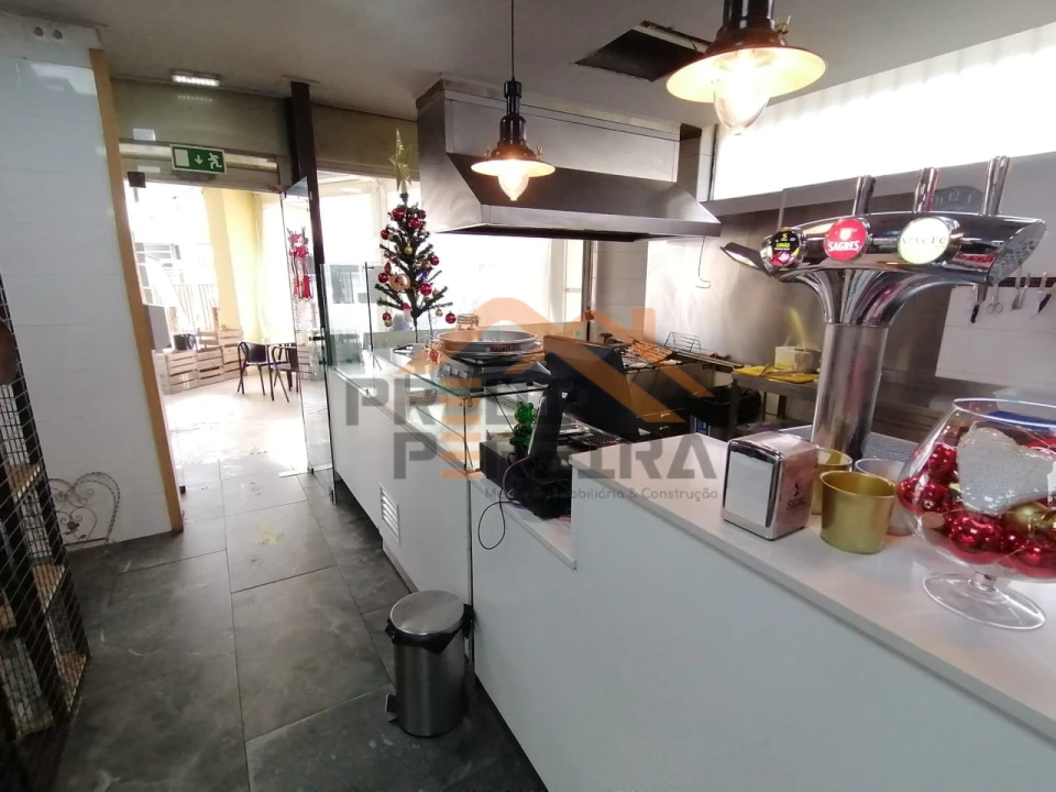 Loja para Venda em Santo António dos Cavaleiros e Frielas Foto 13