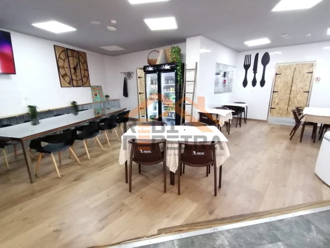 Loja para Venda em Santo António dos Cavaleiros e Frielas Foto 1