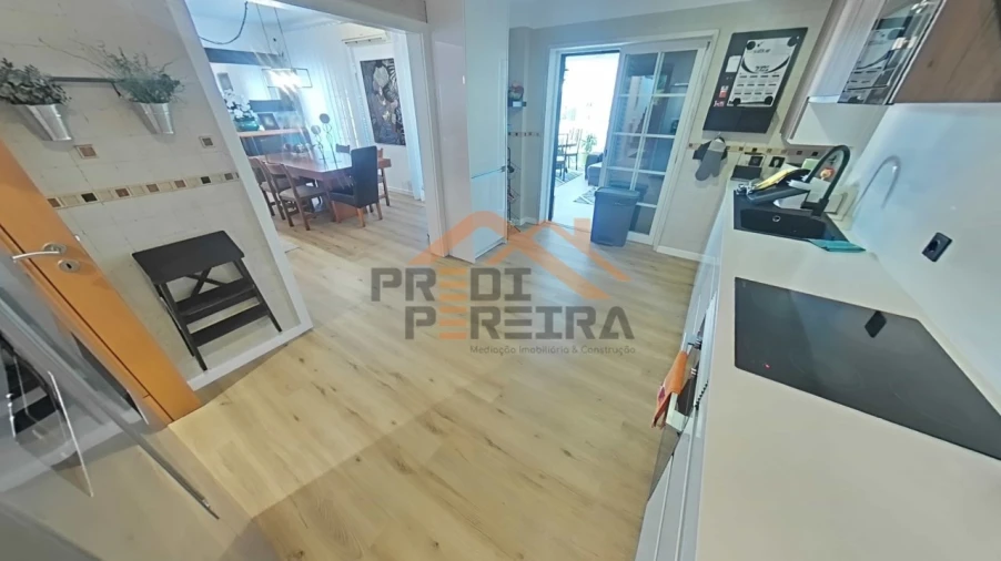 Moradia T3 para Venda em Pontinha e Famões Foto 14