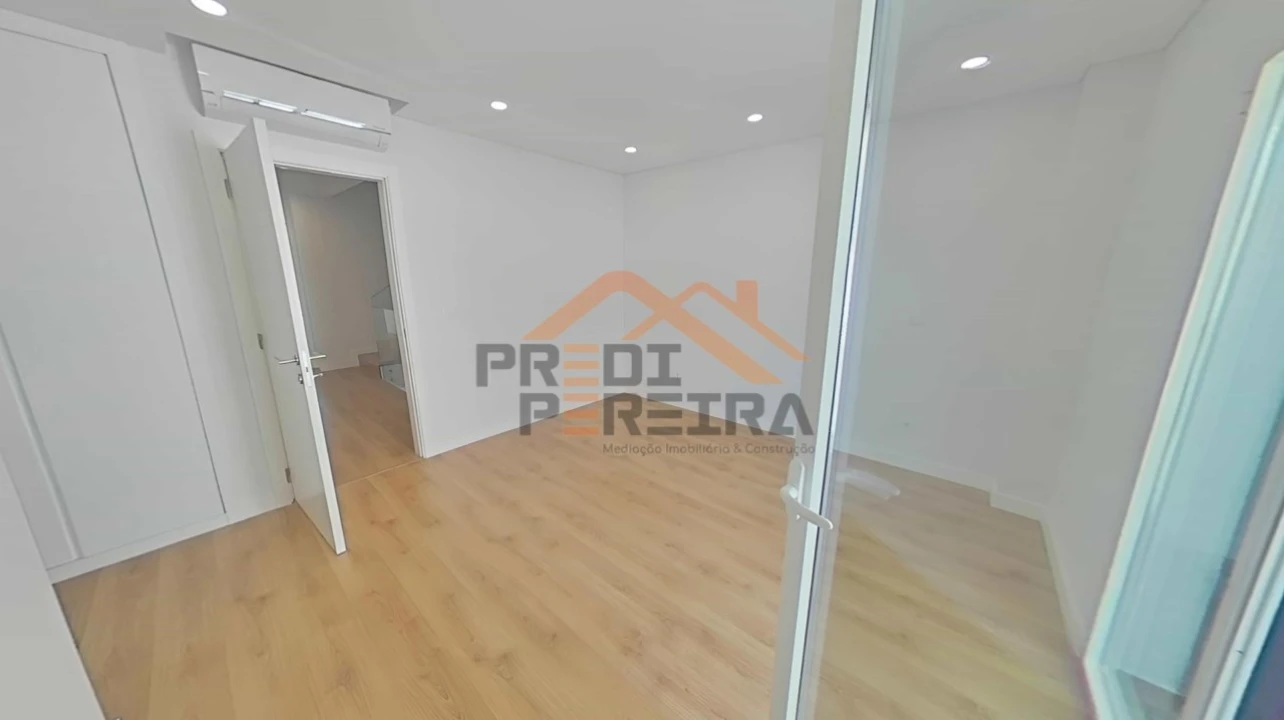 Moradia T4 para Venda em Ramada e Caneças Foto 18