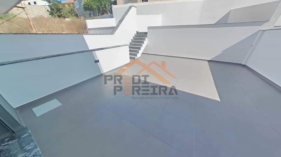 Moradia T4 para Venda em Ramada e Caneças Foto 3