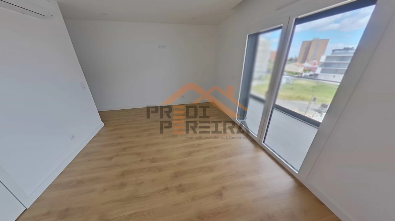 Apartamento T3 para Venda em Santo António dos Cavaleiros e Frielas Foto 21