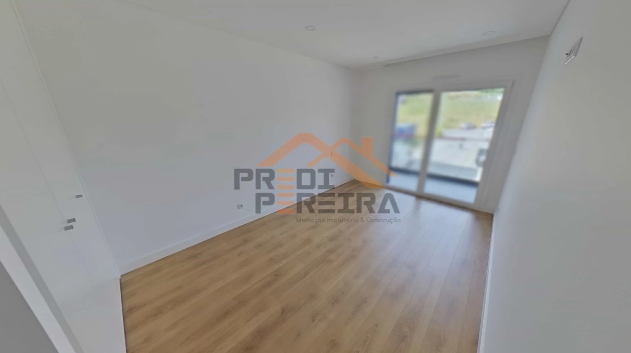 Apartamento T3 para Venda em Santo António dos Cavaleiros e Frielas Foto 24