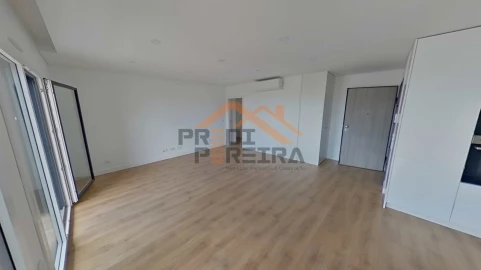 Apartamento T3 para Venda em Santo António dos Cavaleiros e Frielas