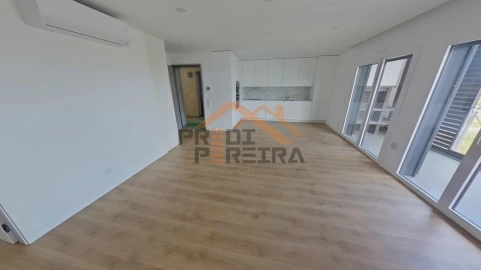 Apartamento T3 para Venda em Santo António dos Cavaleiros e Frielas