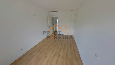 Apartamento T3 para Venda em Santo António dos Cavaleiros e Frielas