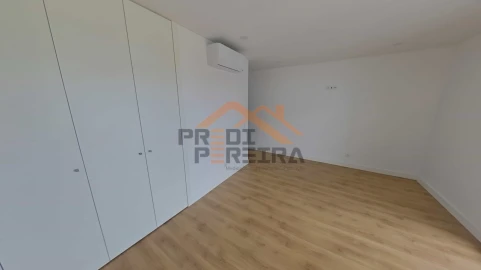 Apartamento T3 para Venda em Santo António dos Cavaleiros e Frielas