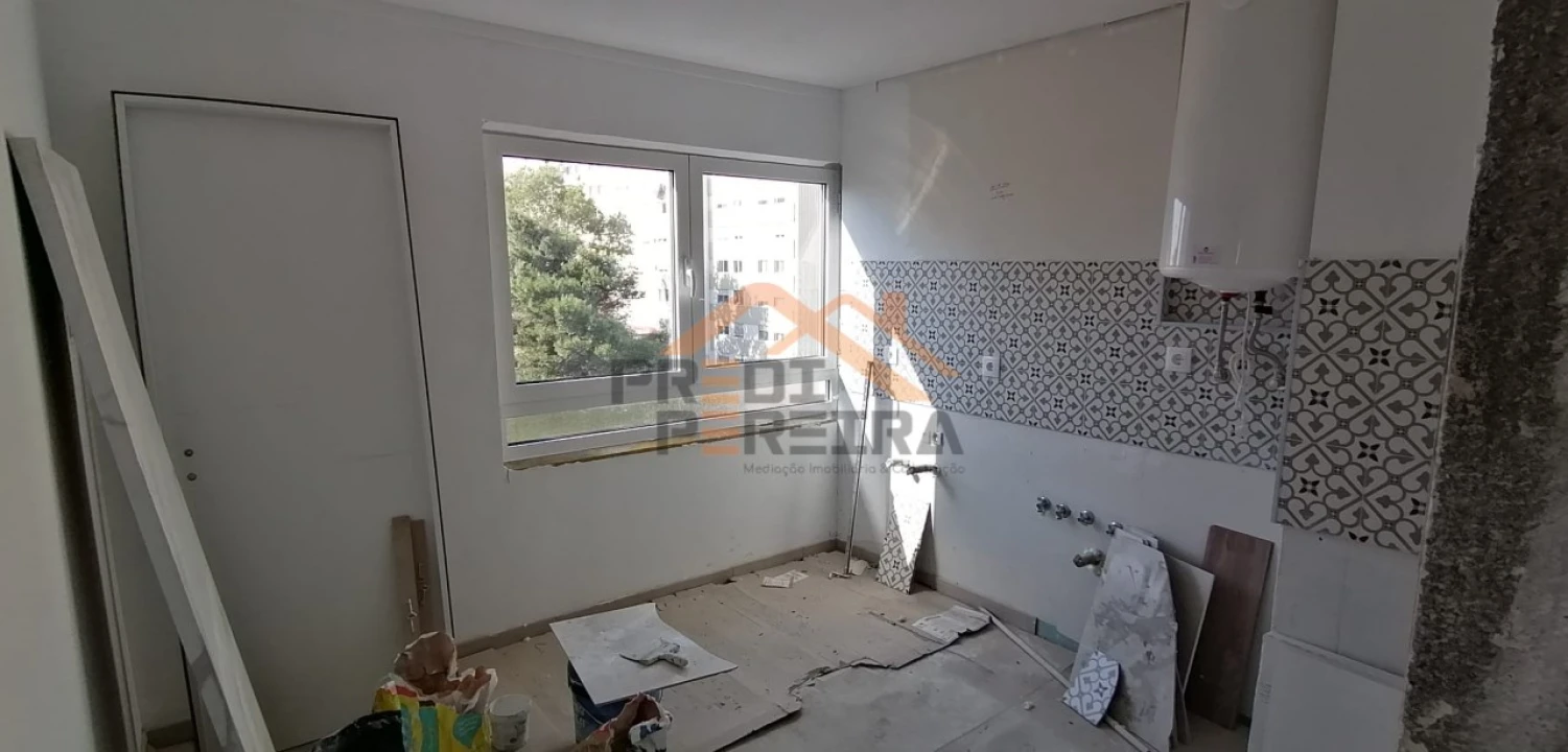 Apartamento T3 para Venda em Santo António dos Cavaleiros e Frielas Foto 4