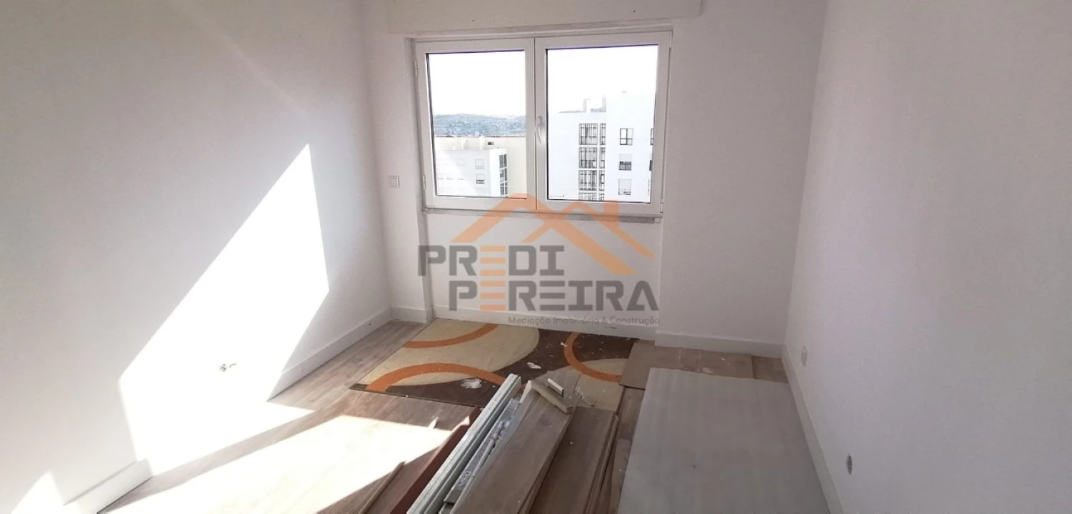 Apartamento T3 para Venda em Santo António dos Cavaleiros e Frielas Foto 1