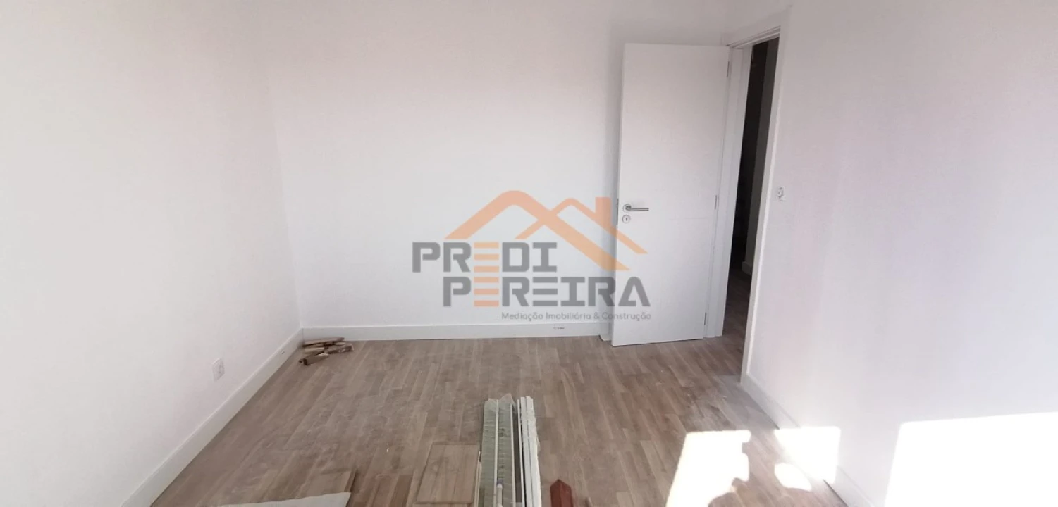 Apartamento T3 para Venda em Santo António dos Cavaleiros e Frielas Foto 17