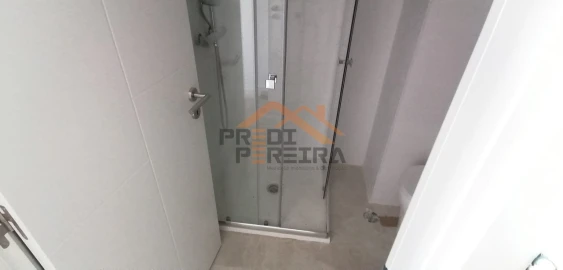 Apartamento T3 para Venda em Santo António dos Cavaleiros e Frielas