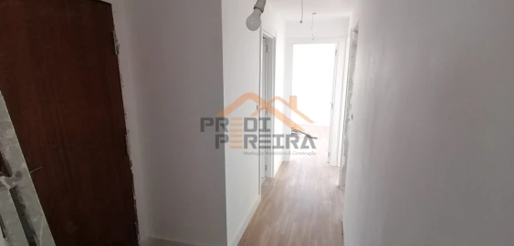 Apartamento T3 para Venda em Santo António dos Cavaleiros e Frielas