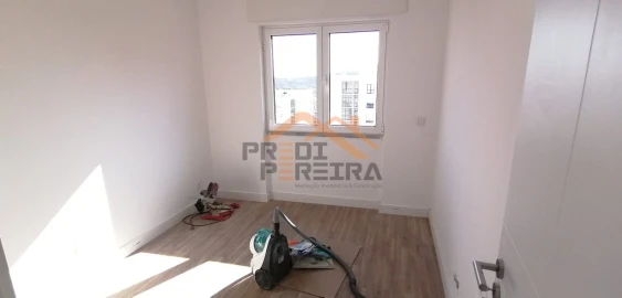 Apartamento T3 para Venda em Santo António dos Cavaleiros e Frielas
