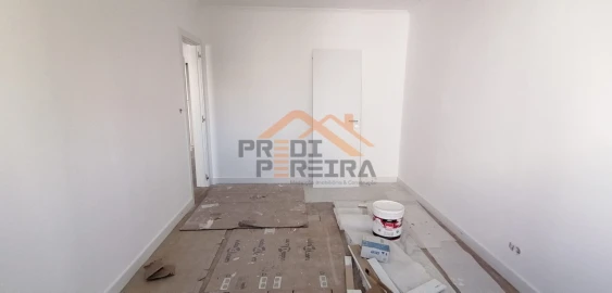 Apartamento T3 para Venda em Santo António dos Cavaleiros e Frielas