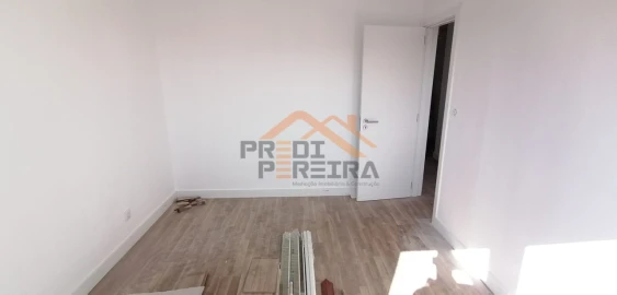 Apartamento T3 para Venda em Santo António dos Cavaleiros e Frielas