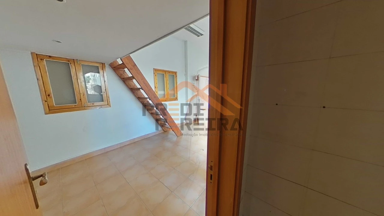 Loja para Venda em Santo António dos Cavaleiros e Frielas Foto 6
