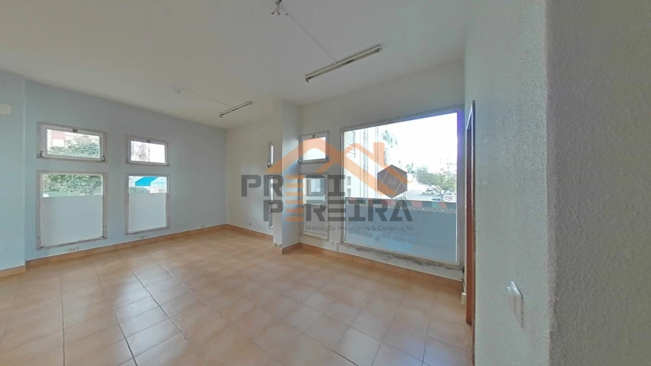 Loja para Venda em Santo António dos Cavaleiros e Frielas Foto 8