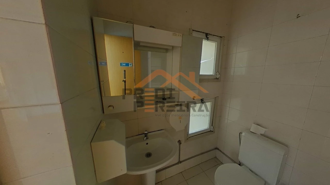 Loja para Venda em Santo António dos Cavaleiros e Frielas Foto 10