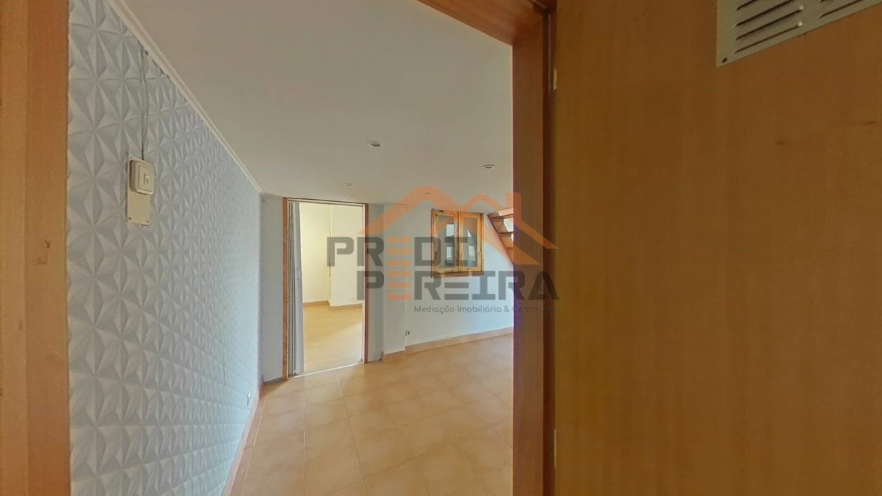 Loja para Venda em Santo António dos Cavaleiros e Frielas Foto 14