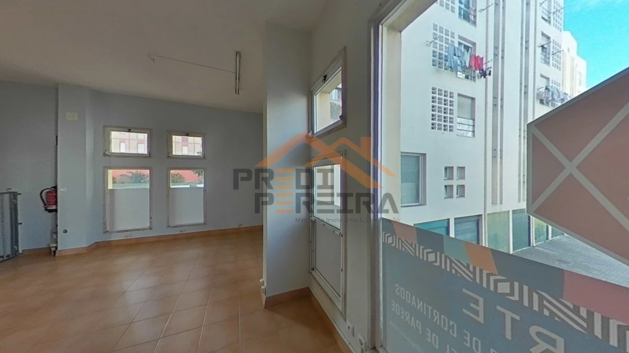 Loja para Venda em Santo António dos Cavaleiros e Frielas Foto 15