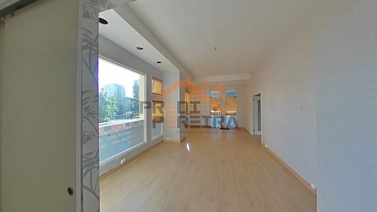 Loja para Venda em Santo António dos Cavaleiros e Frielas Foto 19