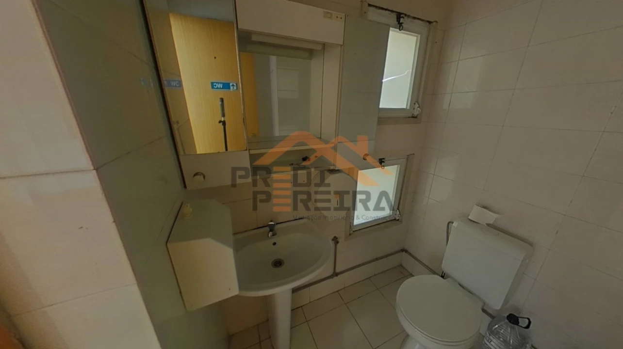 Loja para Venda em Santo António dos Cavaleiros e Frielas Foto 22