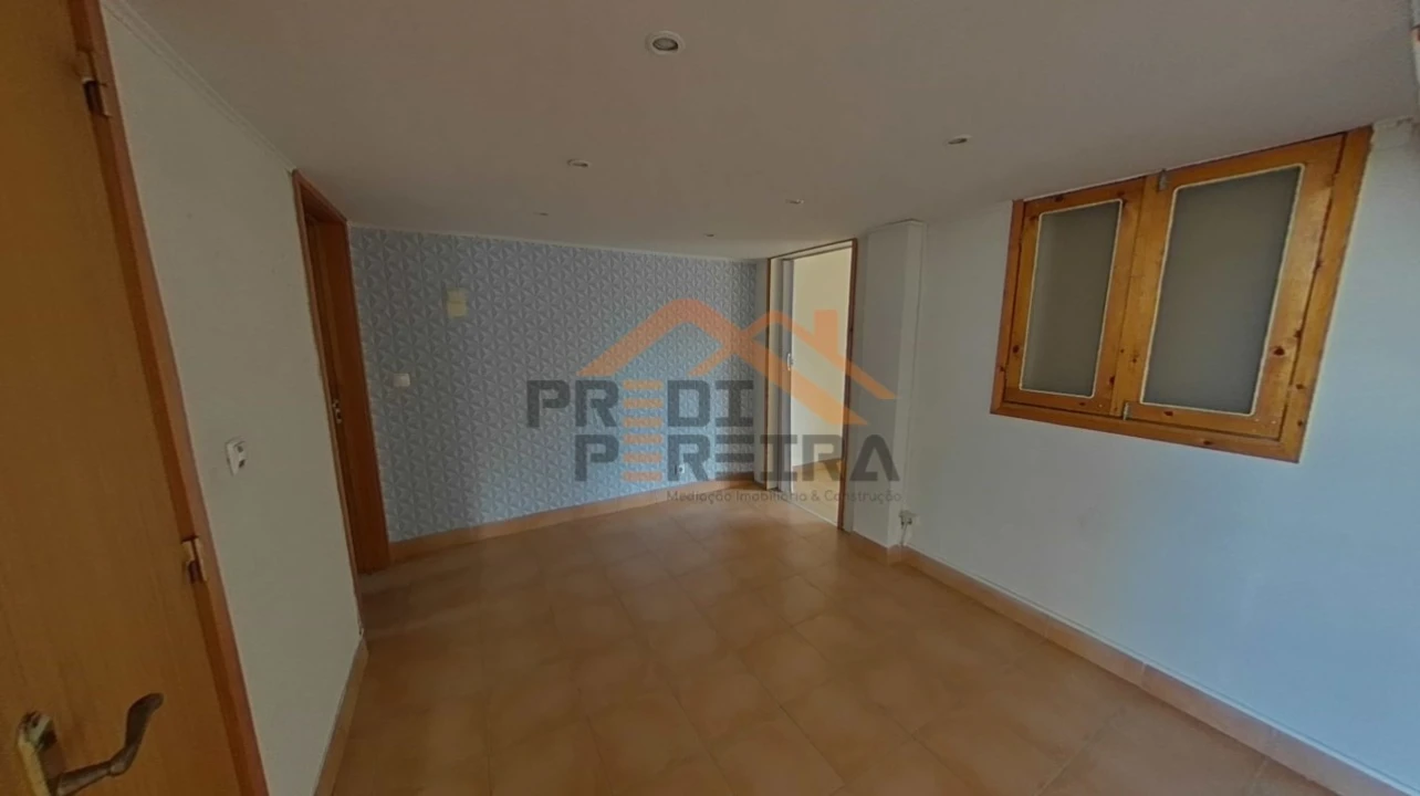 Loja para Venda em Santo António dos Cavaleiros e Frielas Foto 24