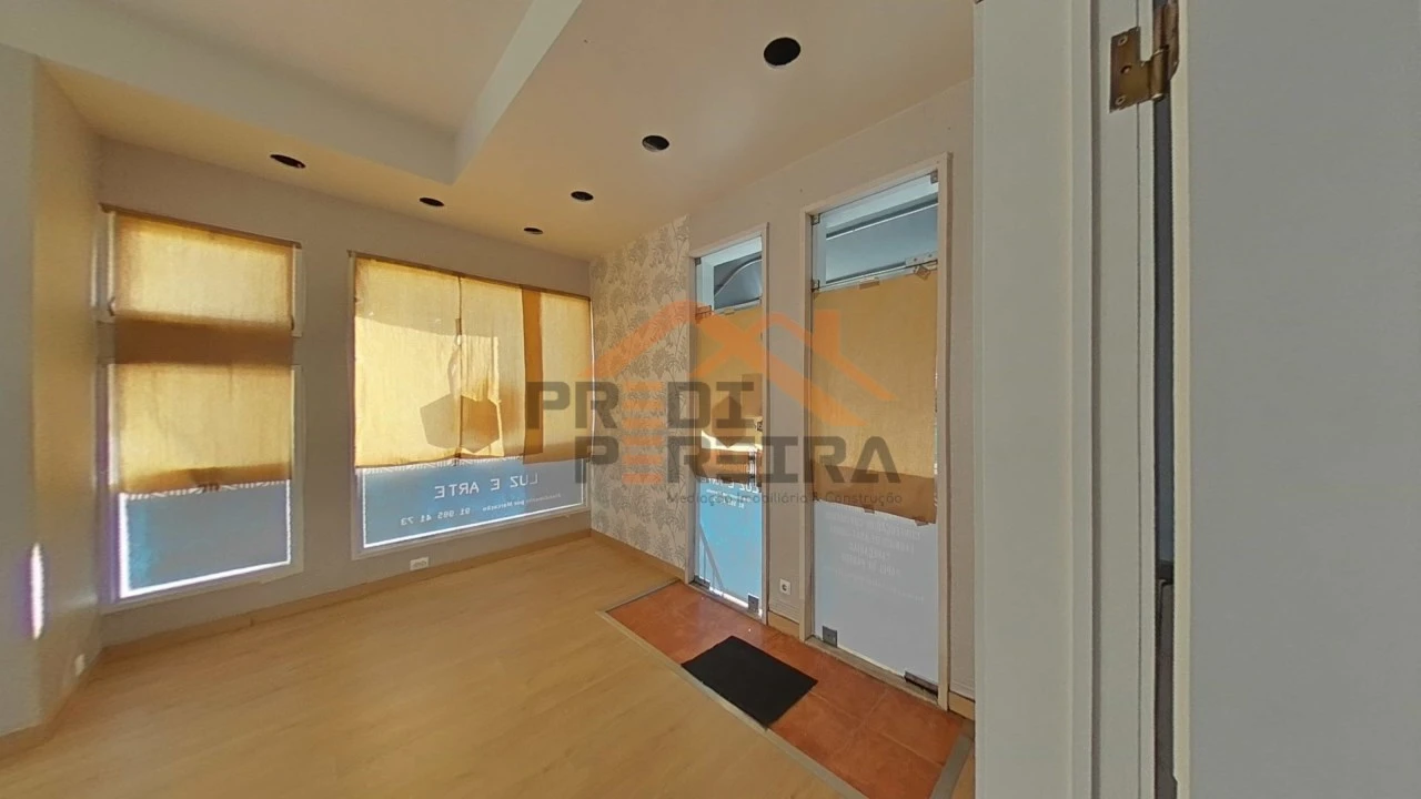 Loja para Venda em Santo António dos Cavaleiros e Frielas Foto 25