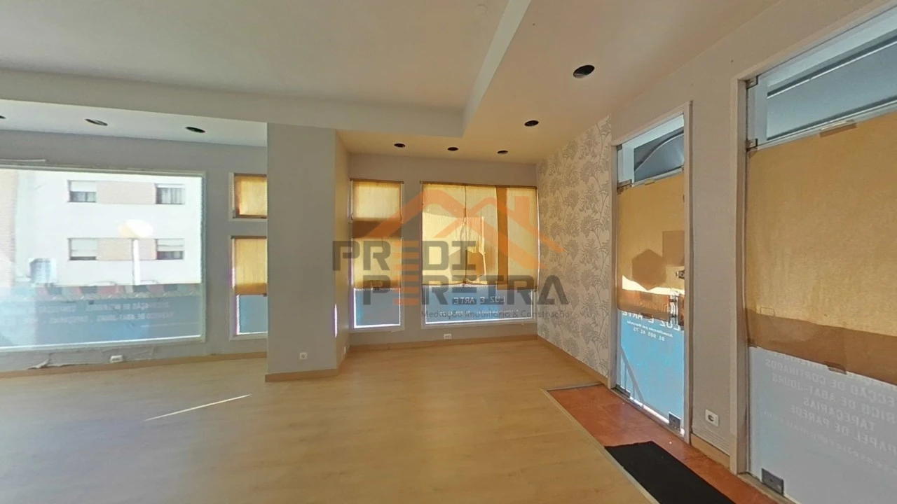 Loja para Venda em Santo António dos Cavaleiros e Frielas Foto 26