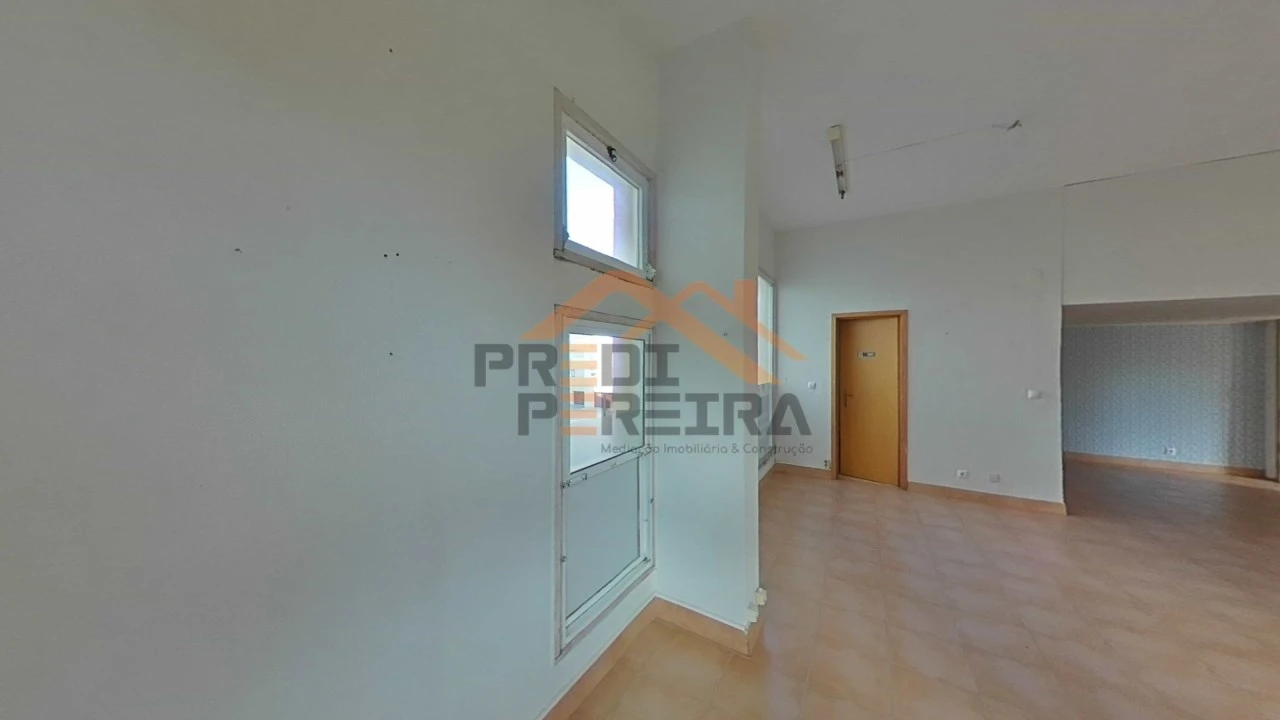 Loja para Venda em Santo António dos Cavaleiros e Frielas Foto 27