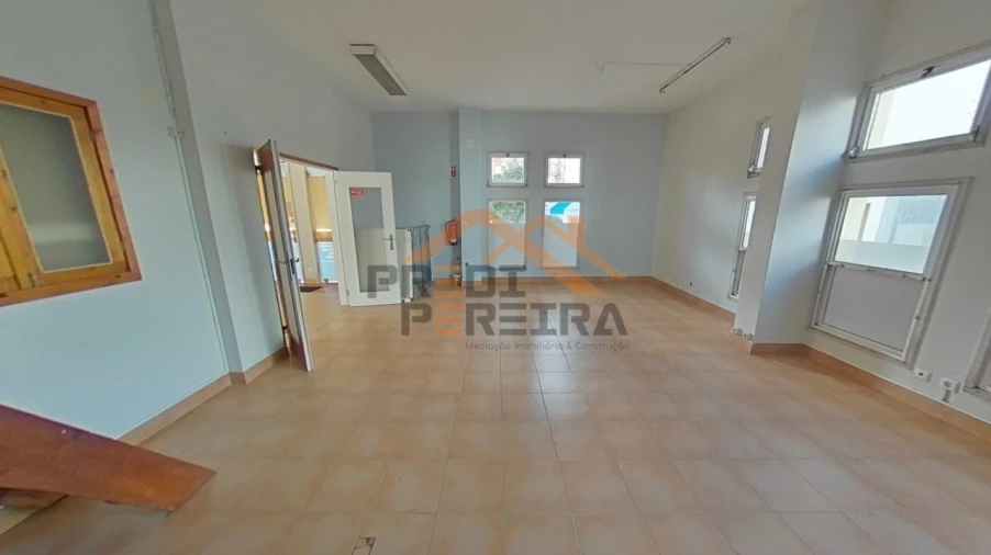 Loja para Venda em Santo António dos Cavaleiros e Frielas