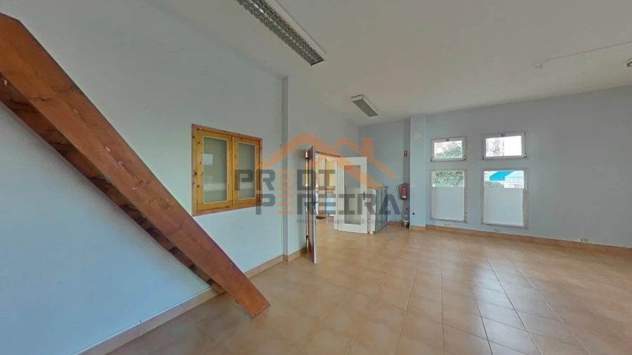 Loja para Venda em Santo António dos Cavaleiros e Frielas Foto 4