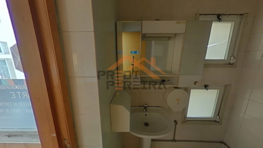 Loja para Venda em Santo António dos Cavaleiros e Frielas Foto 11