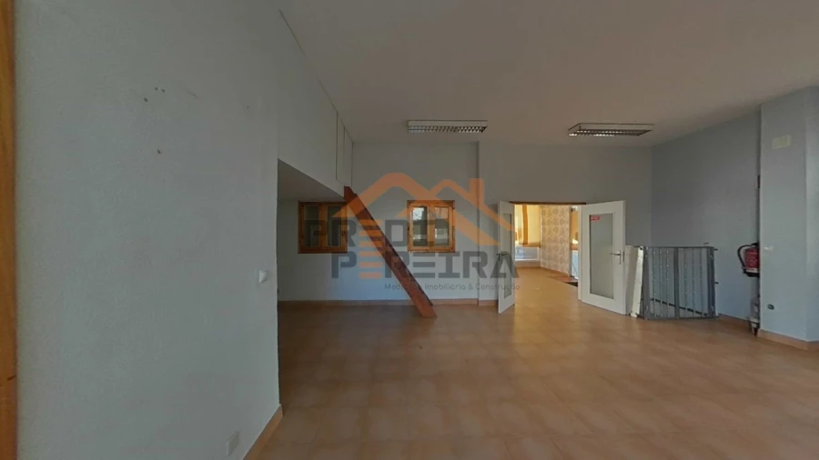 Loja para Venda em Santo António dos Cavaleiros e Frielas Foto 13