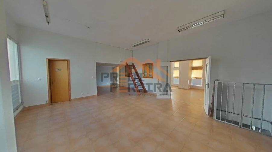 Loja para Venda em Santo António dos Cavaleiros e Frielas Foto 18