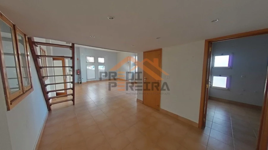 Loja para Venda em Santo António dos Cavaleiros e Frielas Foto 2