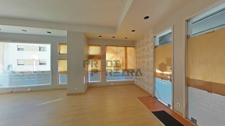 Loja para Venda em Santo António dos Cavaleiros e Frielas Foto 26