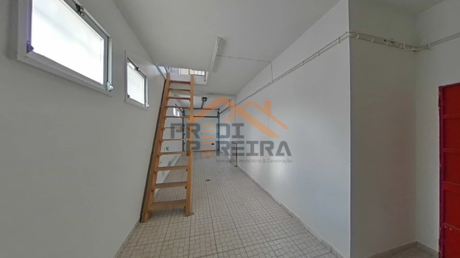 Loja para Venda em Santo António dos Cavaleiros e Frielas Foto 28