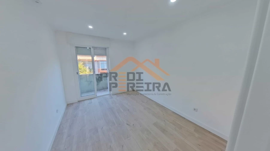 Apartamento T4 para Venda em Águas Livres Foto 12