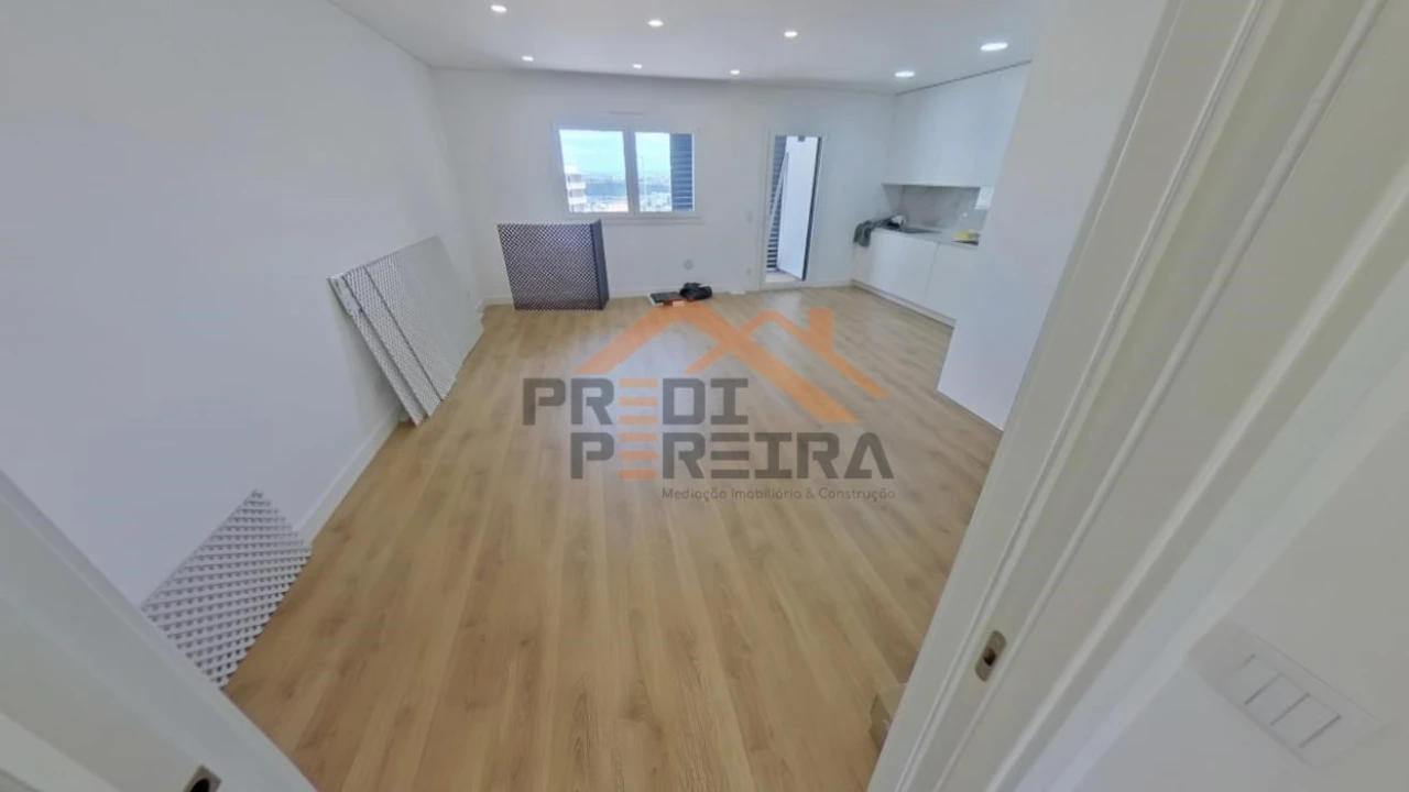 Apartamento T3 para Venda em Santo António dos Cavaleiros e Frielas Foto 21