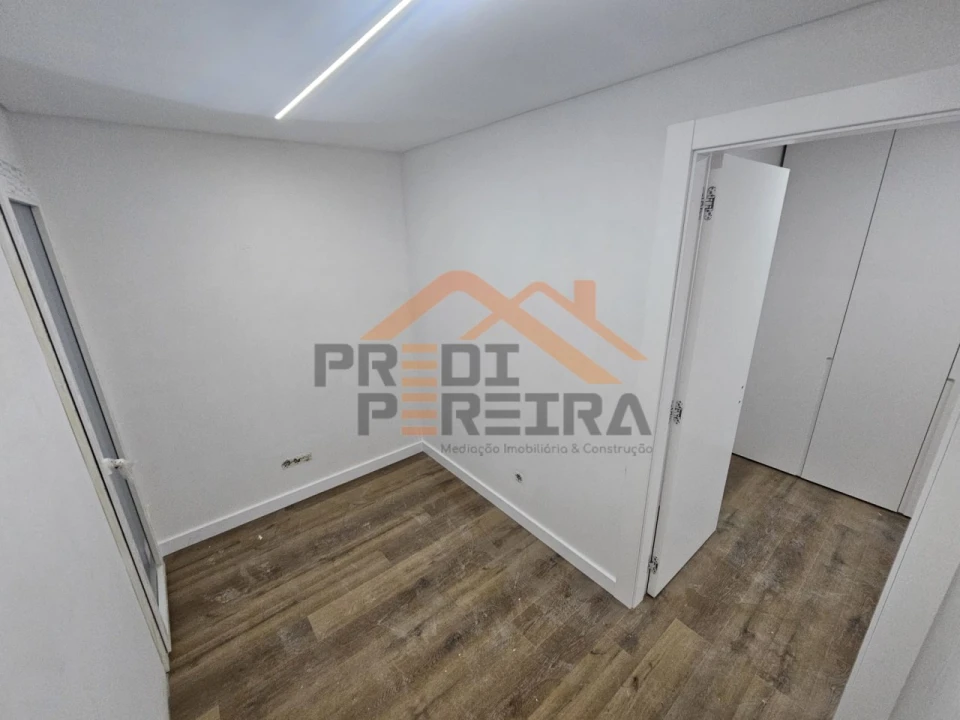 Apartamento T3 para Venda em Pontinha e Famões Foto 24